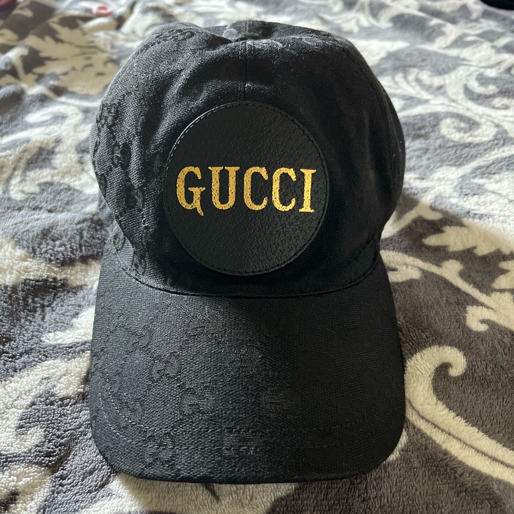 Gucci Baseball cap . Like New worn twice. Bought from Gucci in Miami last year.